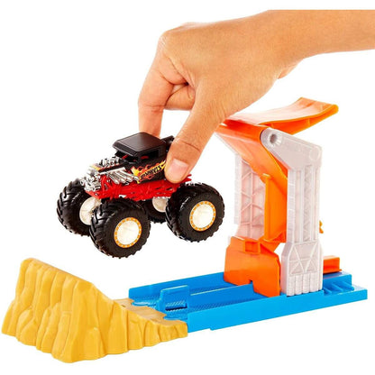 Mattel Hot Wheels Monster Truck Crash-Rampe inkl. 1 Spielzeugauto, Spielset